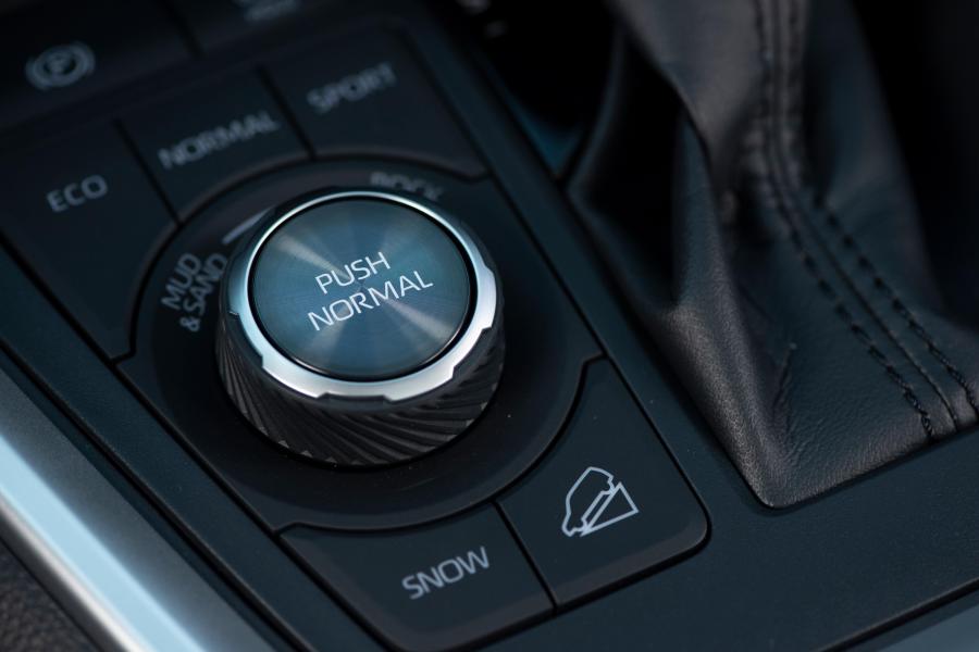Детали интерьера Toyota RAV4 Adventure 2018 года  (NA) (фото 181 из 196)